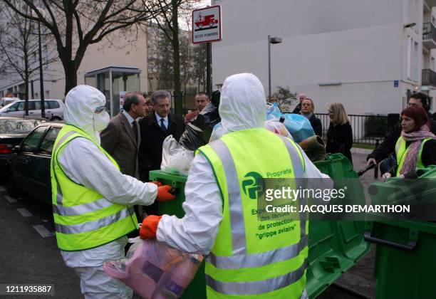 Des membres de la propreté de Paris expérimentent des tenues de protection contre la grippe aviaire", le 20 mars 2006, dans le cadre d'un exercice de...
