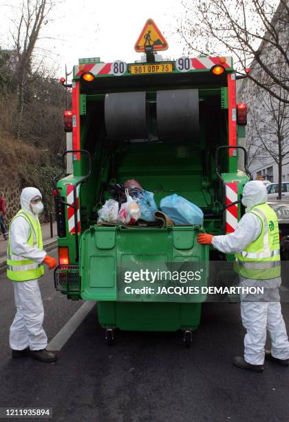 Des membres de la propreté de Paris expérimentent des tenues de protection contre la grippe aviaire", le 20 mars 2006, dans le cadre d'un exercice de...
