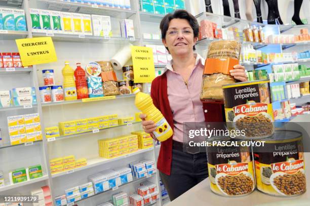 Madame Rogier-Gellerat, pharmacienne à Montpellier, pose le 16 mars 2008, dans son officine, avec des produits de grande consommation afin de...