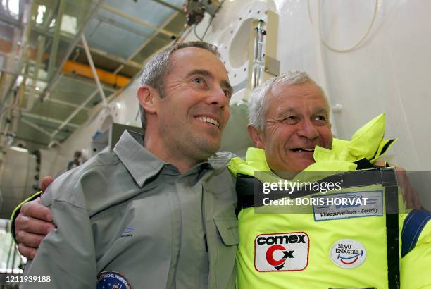 Le parachutiste Michel Fournier pose avec son parrain, l'astronaute Jean-François Clervoy le 30 mars 2005 à Marseille à l'issue d'une opération de...