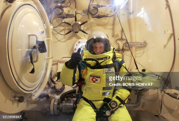 Le parachutiste Michel Fournier teste son matériel le 30 mars 2005 à Marseille dans un caisson hyperbare lors d'une opération de simulation...
