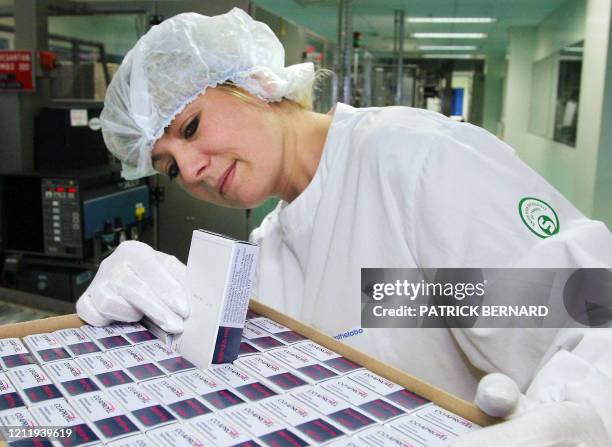 Une technicienne du laboratoire Sanofi-Synthélabo d'Ambares travaille sur une chaîne de production 16 décembre 2003. L'entreprise Sanofi créée en...