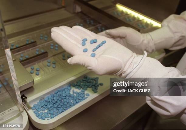 Photo prise le 01 novembre dans l'usine Pfizer à Amboise d'une chaîne de fabrication des pilules Viagra contre l'impuissance masculine.