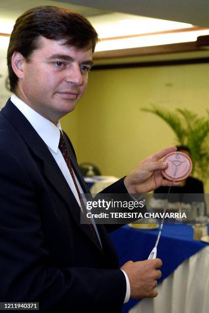 Obstetrician Adam Paer presents a model of a new contraceptive designed for uteral implantation, 25 May 2001, San Jose, Costa Rica. German...