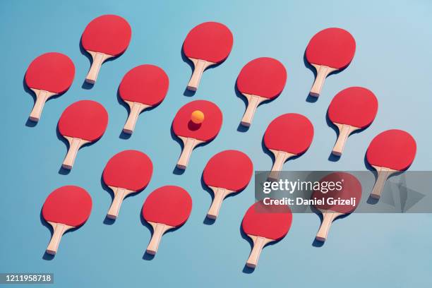 standing out from the crowd - set sport stockfoto's en -beelden