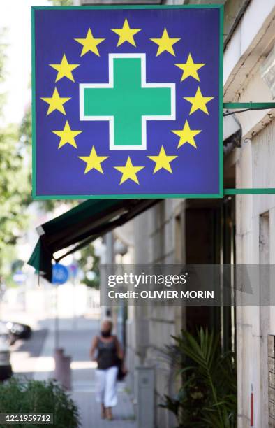 Photo prise le 25 juin 2007 de l'enseigne d'une pharmacie à l'effigie européenne dans le centre de Strasbourg. Se faire rembourser des soins réalisés...