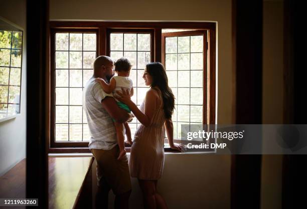 nichts ist tröstlicher als haus und familie - black man holding baby stock-fotos und bilder