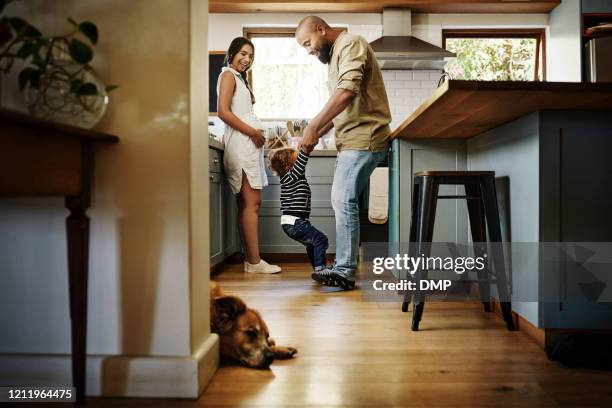 el amor comienza en casa - mum dad and baby fotografías e imágenes de stock