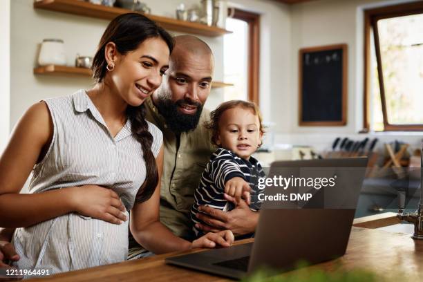 zorg ervoor dat uw gezin verbonden blijft - pregnancy class stockfoto's en -beelden