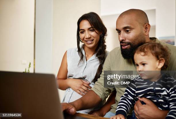 zo verbonden als een gezin moet worden - pregnancy class stockfoto's en -beelden