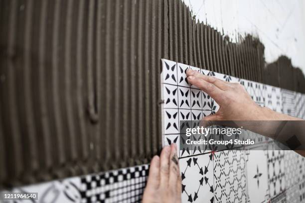 professionele huisbouwer op het werk - ceramic stockfoto's en -beelden