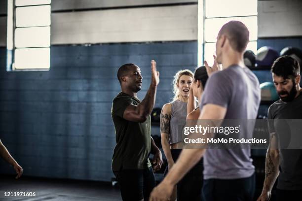 people hi-fiving after cross training class - hi five gym stockfoto's en -beelden