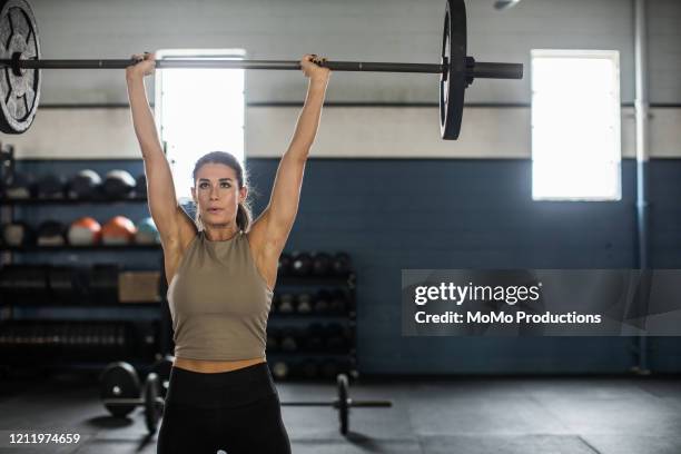 woman lifting barbell at cross training gym - weight training 個照片及圖片檔