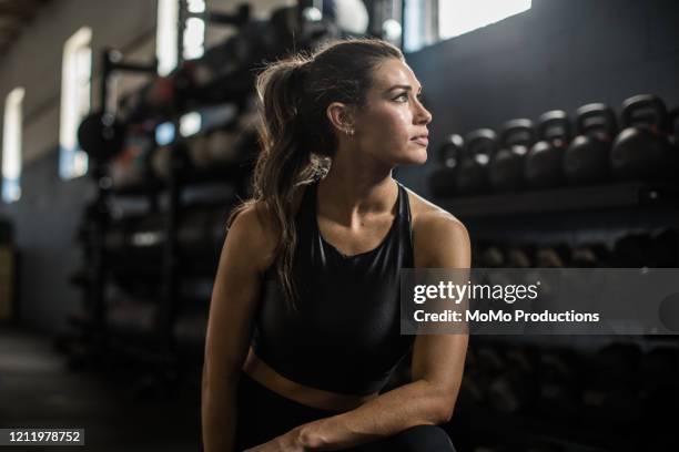 portrait of young woman in cross training gym - weight training 個照片及圖片檔