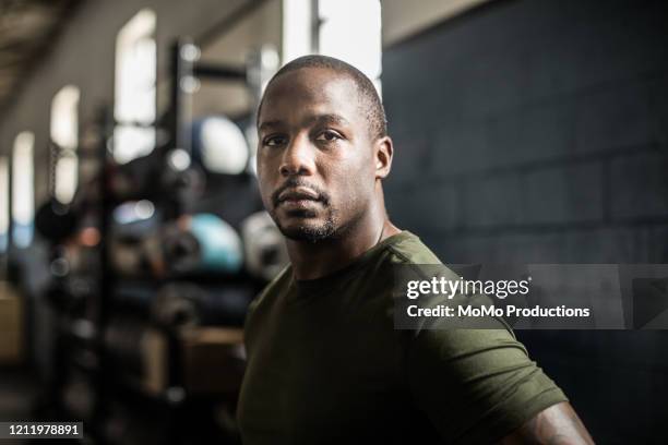 portrait of man in cross training gym - african male portrait photos et images de collection