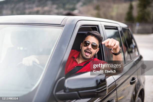 frustrierter mann aus dem nahen osten schreit den verkehr an. - arab driving stock-fotos und bilder