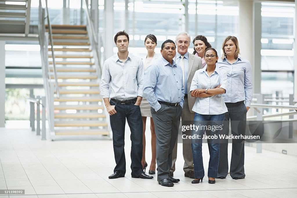 Confiant gens d'affaires debout ensemble en groupe dans le bureau