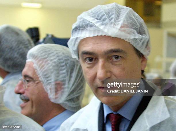 Le ministre de la Santé Philippe Douste-Blazy , visite le 04 juin 2004, en compagnie du directeur général du groupe Servier Ange Diaz , le centre de...