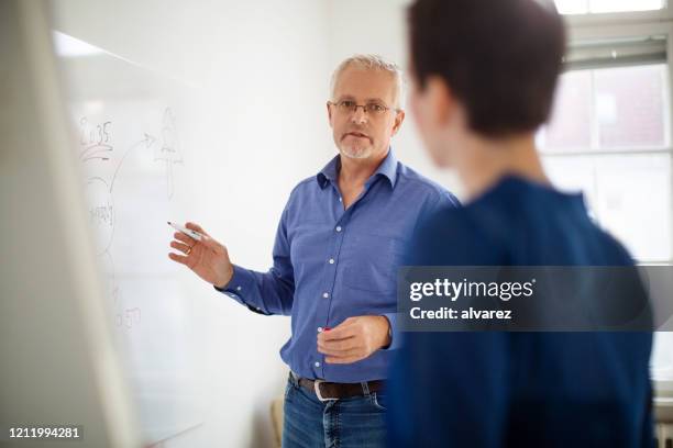 brainstorming neuer geschäftsstrategien in einem meeting - verkaufsargument stock-fotos und bilder