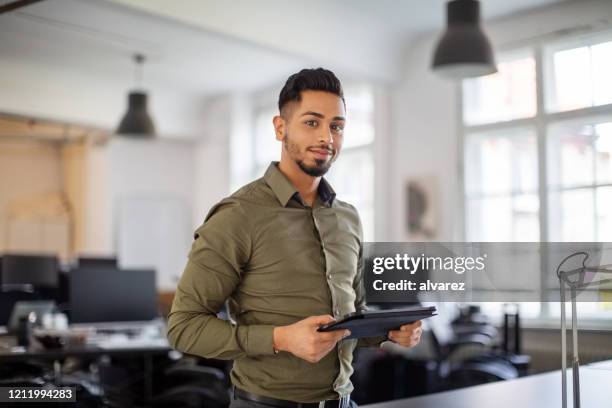 portrait of a confident young businessman - profissional de informática imagens e fotografias de stock