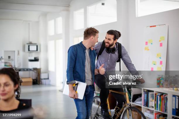 bürokollegen diskutieren über die arbeit in bewegung - feierabend stock-fotos und bilder