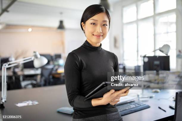 zekere aziatische onderneemster in bureau - portrait of young woman standing against steps stockfoto's en -beelden