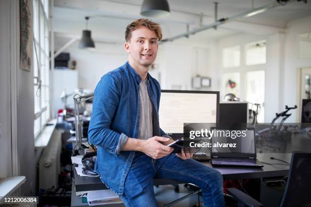 kreativer profi an seinem arbeitsplatz - lehnend stock-fotos und bilder