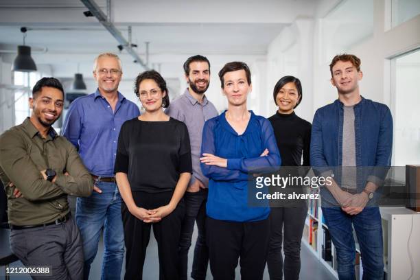 ritratto di un team aziendale diversificato - gruppo di persone foto e immagini stock