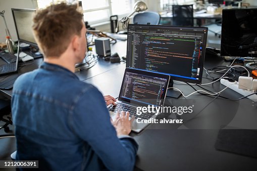 Computerprogrammeur werkt aan nieuw softwareprogramma Computerprogrammeur werkt aan nieuw softwareprogramma