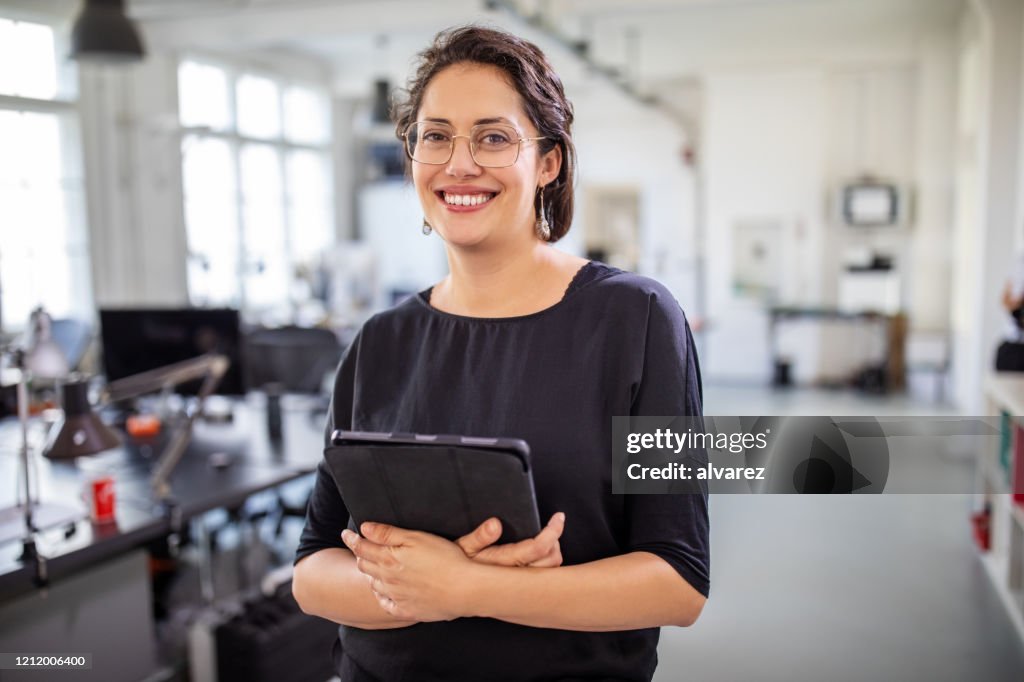 Geschäftsfrau hält ein digitales Tablet im Büro