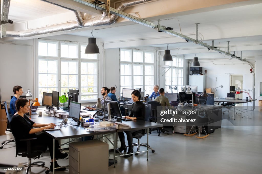 Upptagen modern öppen planlösning kontor med personal