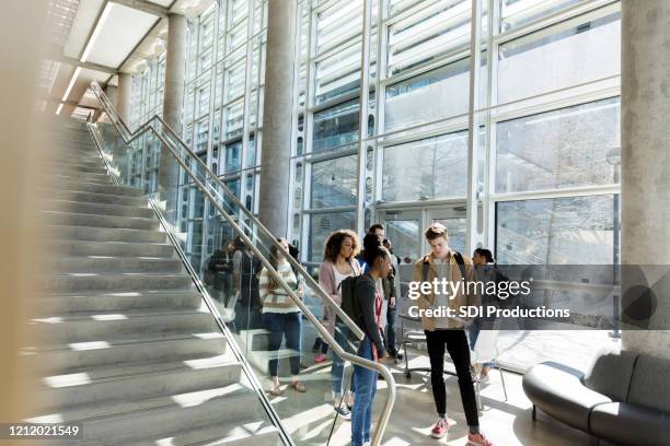 college-studenten zu fuß zum unterricht - campus stock-fotos und bilder