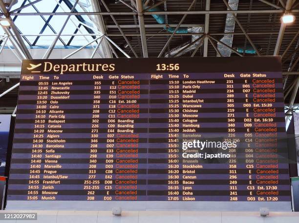flight panel at an airport - cancelamento imagens e fotografias de stock