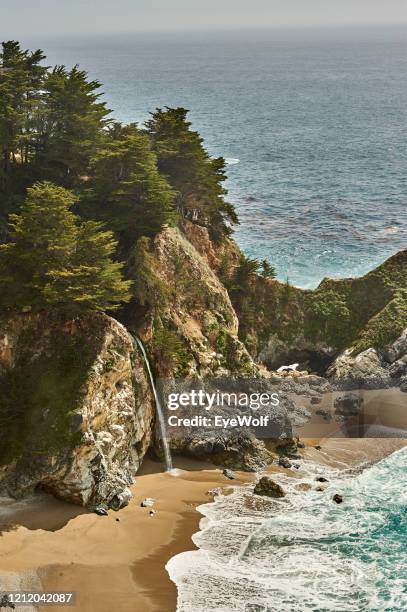 high view of big sur waterfall and ocean from highway 1 - カリフォルニア州 モントレー市 ストックフォトと画像