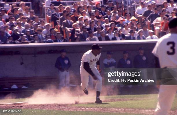 Willie Mays of the San Francisco Giants runs to first base during an MLB game against the Chicago Cubs on June 1, 1960 at Candlestick Park in San...