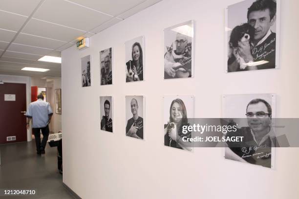 Un vétérinaire passe le 30 novembre 2010 dans un couloir de la clinique Advetia où sont affichés les portraits des vétérinaires qui opèrent dans cet...