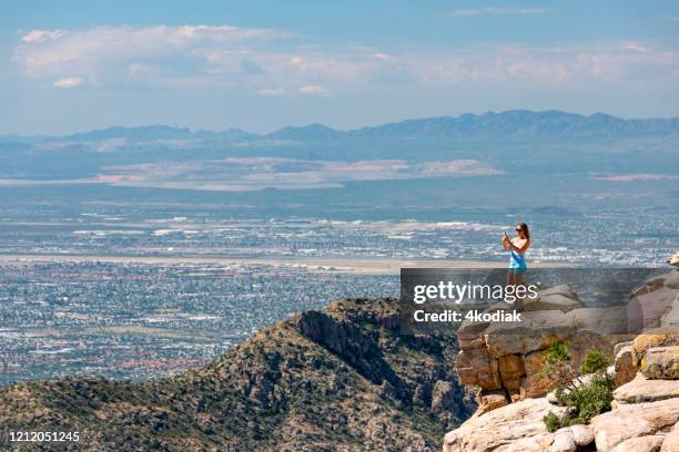 una mujer se hace selfie en el área de mt lemmon cerca de tucson arizona - mt lemmon fotografías e imágenes de stock