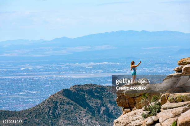 一個女人在亞利桑那州圖森附近的萊蒙山地區自拍 - mt lemmon 個照片及圖片檔