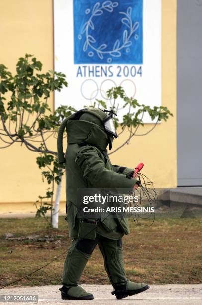 Defuse Armor Full Body Armor Suit Photos and Premium High Res Pictures - Getty Images