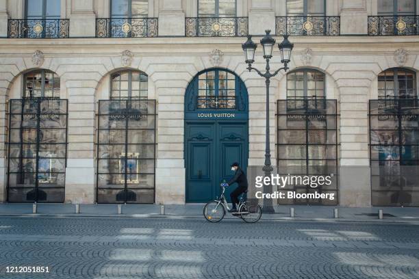 376 Louis Vuitton Avenue Montaigne Store Stock Photos, High-Res Pictures,  and Images - Getty Images