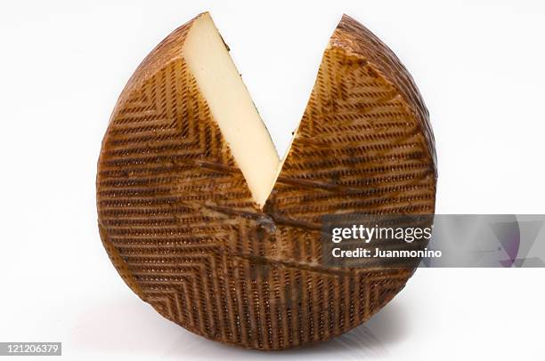 wheel of manchego cheese - wiel kaas stockfoto's en -beelden