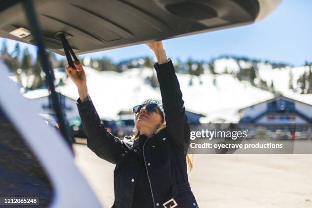 volwassen vrouwelijke california winter snow activiteiten big bear lake en skigebied - big bear lake stockfoto's en -beelden