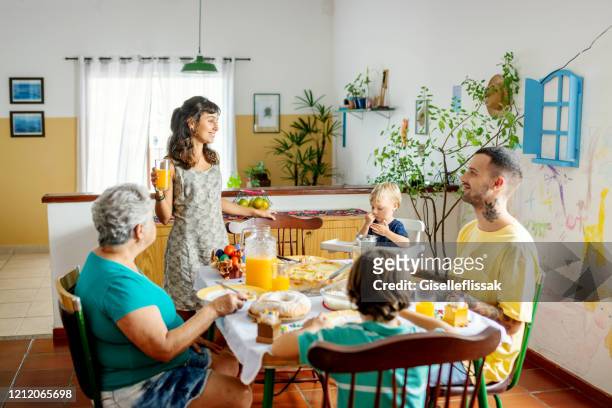 família celebrando um almoço de páscoa na mesa de jantar - easter family - fotografias e filmes do acervo