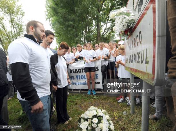 Le frère , la mère et l'ami de Natacha Mougel, la joggeuse assasinée le 5 septembre dernier, se recueillent le 12 septembre 2010 devant le panneau...