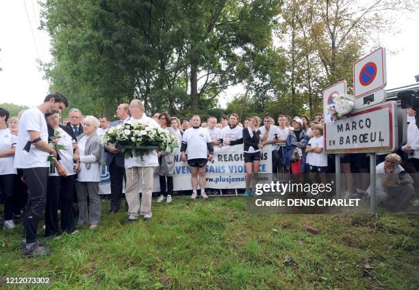 La famille et des proches de Natacha Mougel, la joggeuse assasinée le 5 septembre dernier, se recueillent le 12 septembre 2010 devant le panneau...