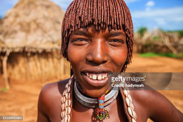 porträt einer frau aus hamer stamm, äthiopien, afrika - hamer stock-fotos und bilder