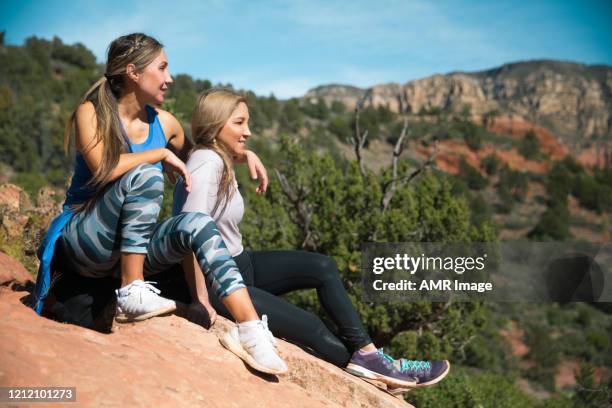 beste freunde wandern in sedona. - athleisure stock-fotos und bilder