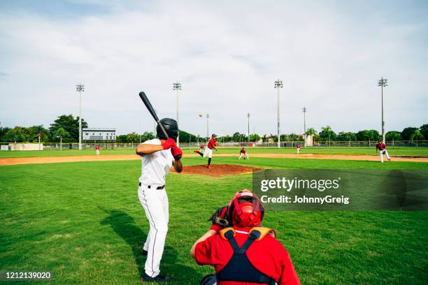 棒球運動員在擊球手的盒子觀看投擲的球場 - baseball catcher 個照片及圖片檔