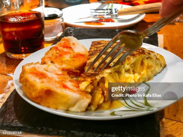 spanish omelette - tortilla de patata fotografías e imágenes de stock