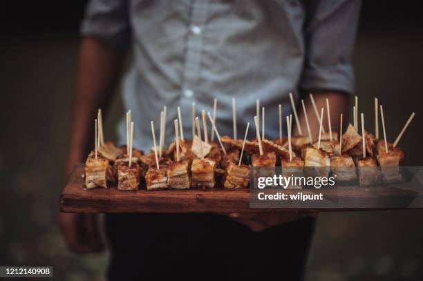 panza de vientre de cerdo kebab appetisers canapes siendo presentados y servidos en una fiesta - tocino fotografías e imágenes de stock